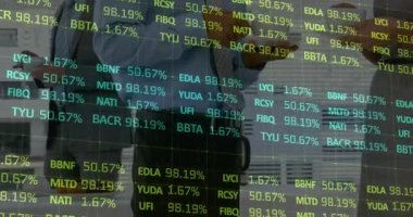 Toplantıdaki iş adamları üzerinde finansal veri işleme animasyonu. küresel iş, bağlantılar ve veri işleme kavramı dijital olarak oluşturulmuş video.