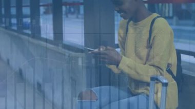 Akıllı telefon kullanan gülümseyen bir kadının istatistik işlemleri. Sosyal medya, bağlantılar, veri işleme ve teknoloji konsepti dijital olarak oluşturulmuş video.