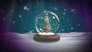 Nokta ve yıldızların yılbaşı ağacı ile kar küresi üzerinde hareket edişinin animasyonu. Noel, gelenek ve kutlama konsepti dijital olarak oluşturuldu.