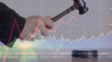 Müzayedecinin çekiciyle ilgili istatistik ve finansal veri işleme animasyonu. küresel iş, veri işleme, finans, kriz ve durgunluk kavramı dijital olarak oluşturulmuş video.