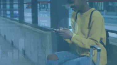 Akıllı telefon kullanan gülümseyen bir kadının istatistik işlemleri. Sosyal medya, bağlantılar, veri işleme ve teknoloji konsepti dijital olarak oluşturulmuş video.