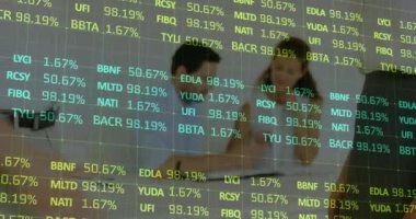 Toplantıda iş adamlarının el sıkışması üzerine finansal veri işleme animasyonu. küresel iş, bağlantılar ve veri işleme kavramı dijital olarak oluşturulmuş video.