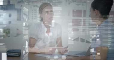 Toplantıdaki iş kadını hakkında istatistik ve finansal veri işleme animasyonu. küresel iş, bağlantılar ve veri işleme kavramı dijital olarak oluşturulmuş video.