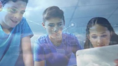 Dizüstü bilgisayar kullanan çocukların animasyonu ve 3D şehir manzarası üzerinde bağlantı ağı. küresel veri işleme, dijital arayüz ve dijital olarak oluşturulmuş video konsepti.