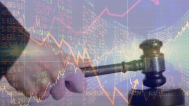 Müzayedecinin çekiciyle ilgili istatistik ve finansal veri işleme animasyonu. küresel iş, veri işleme, finans, kriz ve durgunluk kavramı dijital olarak oluşturulmuş video.