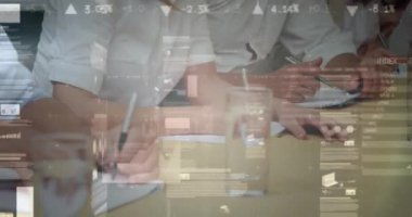 Toplantıdaki iş adamları üzerinde istatistik ve mali veri işleme animasyonu. küresel iş ve veri işleme kavramı dijital olarak oluşturulmuş video.