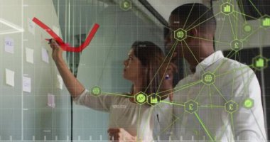 Ofisteki bağlantıların ve iş adamlarının kırmızı hat işlemlerinin animasyonu. iş ve veri işleme kavramı dijital olarak oluşturulmuş video.