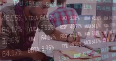 Toplantıdaki iş adamları üzerinde finansal veri işleme animasyonu. küresel iş, veri işleme ve dijital arayüz kavramı dijital olarak oluşturulmuş video.