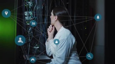 Sosyal medya ikonlarının, bilgisayar sunucusu tarafından, beyaz kadın üzerinde oluşturulduğu animasyon. veri işleme, sosyal medya konsepti ve teknoloji konsepti dijital olarak oluşturulmuş video.