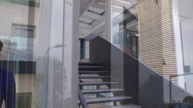 Ofis binasının animasyonu modern ofiste konuşan iş adamlarının üzerinde. iş, finans ve ağ konsepti dijital olarak oluşturulmuş video.