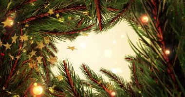 Sarı arka plandaki köknar dalları üzerinde yüzen altın yıldızların animasyonu. Noel, gelenek, şenlik ve dijital olarak üretilen kutlama konsepti.