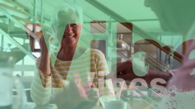 Evde kahvaltı yapan Kafkasyalı mutlu yaşlı çiftin üzerine kırmızı-beyaz titreşimlerin animasyonu. emeklilik yaşam tarzı, arkadaşlık ve refah konsepti dijital olarak oluşturulmuş video.