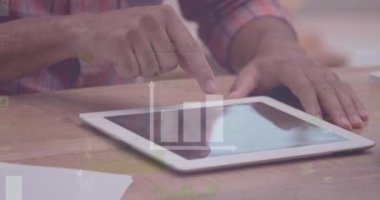 Tablet kullanılarak işkadını üzerinden finansal veri işleme animasyonu. küresel iş, veri işleme ve dijital arayüz kavramı dijital olarak oluşturulmuş video.