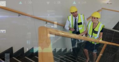 İnşaat alanında konuşan erkek ve kadın mimarların istatistiklerinin canlandırılması. iş, geliştirme ve üretkenlik kavramı dijital olarak oluşturulmuş video.