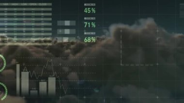 Gökyüzünde bulutlarla işlenen istatistiklerin animasyonu. küresel veri işleme ve dijital arayüz konsepti dijital olarak oluşturulmuş video.