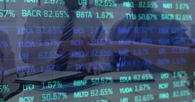 Toplantıda el ele tutuşan mutlu iş adamları üzerinde finansal veri işleme animasyonu. 