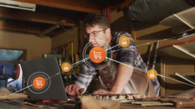 Sörf tahtası atölyesinde dizüstü bilgisayar kullanan ikonlar ve insanlarla bağlantı ağının animasyonu. iş ve bağlantılar konsepti dijital olarak oluşturulmuş video.