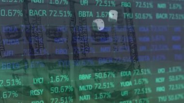 İki zarın üzerinde finansal veri işleme animasyonu ve yeşil arka planda Amerikan dolarları. iş, finans ve kumar konsepti dijital olarak üretilen video.