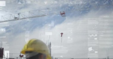 İnşaat alanında konuşan kadın mimar hakkındaki istatistik işleme animasyonu. iş, geliştirme ve üretkenlik kavramı dijital olarak oluşturulmuş video.