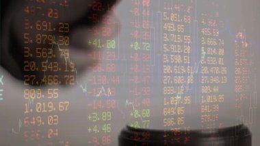 Müzayedecinin çekiciyle ilgili istatistik ve finansal veri işleme animasyonu. küresel iş, veri işleme, finans, kriz ve durgunluk kavramı dijital olarak oluşturulmuş video.