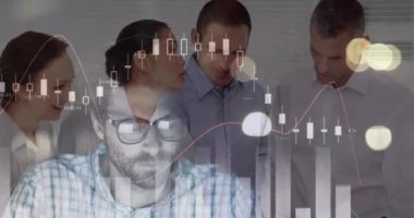 Toplantı planları olan mimarların istatistik ve finansal veri işleme animasyonları. küresel mimari, iş ve veri işleme kavramı dijital olarak oluşturulmuş video.