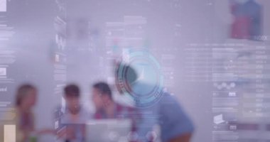 Toplantıdaki iş adamları üzerinde saat, istatistik ve veri işleme animasyonu. küresel iş, veri işleme ve dijital arayüz kavramı dijital olarak oluşturulmuş video.