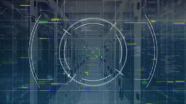 Bilgisayar sunucularıyla teknoloji odasında yapılan tarama ve veri işleme animasyonları. küresel veri işleme, bağlantılar ve dijital arayüz konsepti dijital olarak oluşturulmuş video.