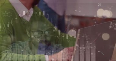 Toplantıdaki iş adamları üzerinde istatistik ve mali veri işleme animasyonu. küresel iş, veri işleme ve dijital arayüz kavramı dijital olarak oluşturulmuş video.