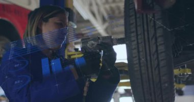 İki ırklı kadın tamircinin araba üzerinde çalıştığı çizelge ve veri işleme animasyonları. iş, küresel iletişim ve dijital arayüz teknolojisi konsepti dijital olarak oluşturulmuş video.