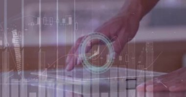 Saatin animasyonu, tablet kullanılarak işadamının mali veri işlemesi. küresel iş, veri işleme ve dijital arayüz kavramı dijital olarak oluşturulmuş video.