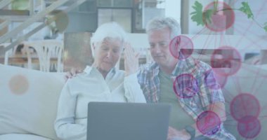 Dizüstü bilgisayar kullanarak Kafkasyalı üst düzey çiftin bağlantı ağının animasyonu. küresel bağlantılar, dijital arayüz ve teknoloji konsepti dijital olarak oluşturulmuş video.