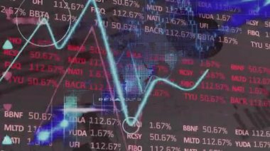 Tüm dünyada istatistik ve veri işleme animasyonları. küresel veri işleme, dijital arayüz ve bağlantılar konsepti dijital olarak oluşturulmuş video.