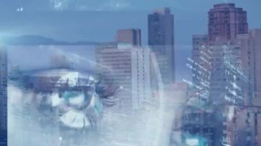 Şehir manzarası üzerinde sayıları ve bağlantıları olan dünyanın animasyonu. küresel bağlantılar ve veri işleme konsepti dijital olarak oluşturulmuş video.