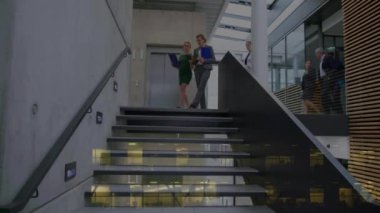 Modern ofiste konuşan iş adamlarının ofis binasının animasyonu. iş, finans ve ağ konsepti dijital olarak oluşturulmuş video.