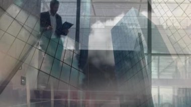 Modern ofiste konuşan iş adamlarının ofis binasının animasyonu. iş, finans ve ağ konsepti dijital olarak oluşturulmuş video.