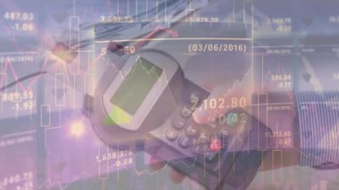 Banknotlar, istatistikler ve finansal veri işleme üzerinden ödeme terminalinin animasyonu. global business, data işleme ve finans konsepti dijital olarak oluşturulmuş video.