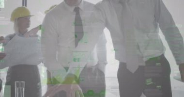 Toplantıdaki iş adamları üzerinde istatistik ve mali veri işleme animasyonu. küresel iş, bağlantılar ve veri işleme kavramı dijital olarak oluşturulmuş video.