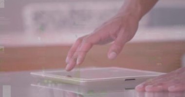 Tablet kullanılarak işadamının finansal veri işleme animasyonu. küresel iş, veri işleme ve dijital arayüz kavramı dijital olarak oluşturulmuş video.