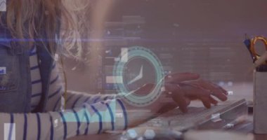 Saat animasyonu, istatistik ve finans verileri kompüter kullanan bir iş kadını üzerinde işleniyor. küresel iş, veri işleme ve dijital arayüz kavramı dijital olarak oluşturulmuş video.