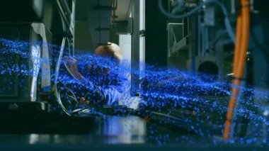 Robotlu erkek bilim adamının üzerinde parlayan mavi örgü animasyonu. küresel bilim, araştırma ve veri işleme kavramı dijital olarak oluşturulmuş video.