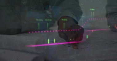 İstatistik ve mali veri işleme animasyonları mimar ve toplantı planları üzerine. mimari, iş ve veri işleme kavramı dijital olarak oluşturulmuş video.