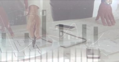 Toplantı planları olan mimarların istatistik ve finansal veri işleme animasyonları. küresel mimari, iş ve veri işleme kavramı dijital olarak oluşturulmuş video.