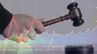 Müzayedecinin çekiciyle ilgili istatistik ve finansal veri işleme animasyonu. küresel iş, veri işleme, finans, kriz ve durgunluk kavramı dijital olarak oluşturulmuş video.