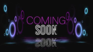 Kısa sürede gelen pembe ve beyaz renkli neon halkaları olan siyah metin animasyonları. Sosyal medya ve iletişim konsepti dijital olarak oluşturulmuş video.