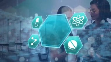 Elektronik cihazlar kullanan iş adamlarının üzerinde tıbbi ikonların ve DNA iplikçiklerinin animasyonu. küresel tıp, iş ve veri işleme kavramı dijital olarak oluşturulmuş video.