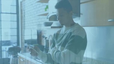 Akıllı telefon kullanan adamın istatistiksel işlemlerinin animasyonu. Sosyal medya, bağlantılar, veri işleme ve teknoloji konsepti dijital olarak oluşturulmuş video.