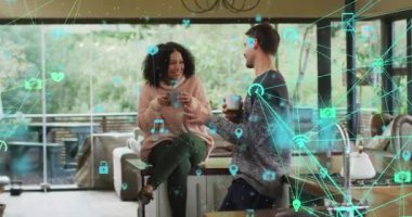 Medya simgelerinin animasyonu mutlu çiftlerin evde kahve içip konuşmaları üzerine. küresel iletişim ve dijital arayüz teknolojisi yaşam tarzı kavramı dijital olarak oluşturulmuş video.