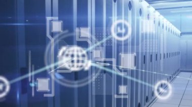 Bilgisayar sunucuları olan teknoloji odasının her tarafında ikonlarla birlikte tarama ve ağların animasyonu. küresel veri işleme, bağlantılar ve dijital arayüz konsepti dijital olarak oluşturulmuş video.