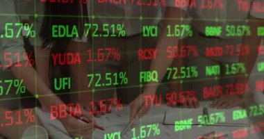 Toplantı planları olan mimarların istatistik ve finansal veri işleme animasyonları. küresel mimari, işletme, veri işleme ve dijital arayüz kavramı dijital olarak oluşturulmuş video.