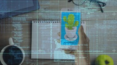 Akıllı telefon kullanan bir kadının veri işleme animasyonu. küresel veri işleme ve teknoloji konsepti dijital olarak oluşturulmuş video.